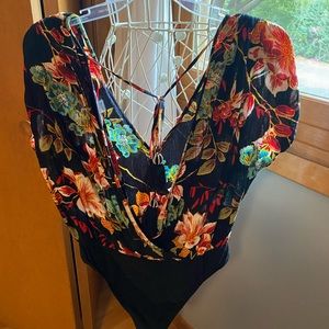 BAND OF GYPSIES ❤️ LIKE NEW Floral Bodysuit